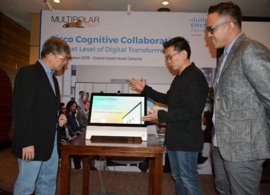 Dari kiri ke kanan, Yohan Gunawan, Group Head Infrastructure Hardware PT Multipolar Technology Tbk, Andri Effendy, Technical Solutions Architect Cisco Systems Indonesia, dan Gary Adrian, Network Enterprise Presales Lead PT Multipolar Technology Tbk membahas konsep cognitive collaboration di sela/sela seminar bertajuk Cognitive Collaboration The Next Level of Digital Transformation yang diadakan PT Multipolar Technology Tbk dan Cisco