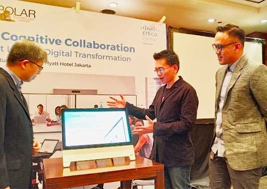 Group Head Infrastructure Hardware Multipolar Technology Yohan Gunawan, Technical Solutions Architect Cisco Systems Indonesia Andri Effendy, dan Network Enterprise Presales Lead Multipolar Technology Gary Adrian dalam seminar bertajuk "Cognitive Collaboration “ The Next Level of Digital Transformation.